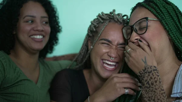 Щасливі Жінки Подружки Сміються Разом Три Іспаномовні Чорні Латиноамериканки Справжнє — стокове фото
