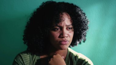 Olumsuz duyguları olan endişeli bir kadın. Endişeli Afro-Amerikalı yakından bakınca endişeli görünüyor.