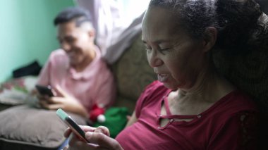 Gizli Latince son sınıf öğrencisi telefonda gülüyor ve gülüyor.