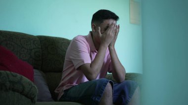 Yüzünü kapatan adam pişmanlık duyuyor. Hispanik 'in kötü bir hafızası var.