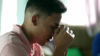 Meditasyon ve tefekküre dalmış İspanyol bir adam. Meditasyon yapan Güney Amerikalı evinde dua ediyor.