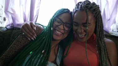 İki Latin kadın birlikte takılıyor, gerçekten otantik insanlar.