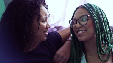 İki siyah Latin kadın portresi gerçek otantik insanlarla takılıyor.