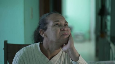 Hayatı düşünen düşünceli, son sınıf İspanyol bir kadın. Düşünceli yaşlı bir zenci kadın.