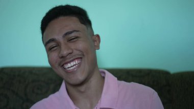 Bir İspanyol gülüyor ve gülüyor. Sıradan bir Latin, Güney Amerikalı gerçek hayat kahkahası.