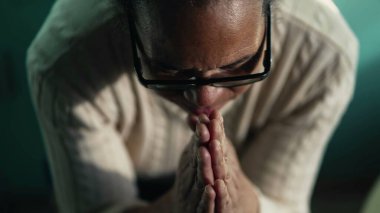 Sadık Güney Amerikalı Latin kökenli yaşlı kadın evde Tanrı 'ya dua ediyor. Ruhsal İspanyol asıllı Brezilyalı son sınıf öğrencisi dua ederken umut ve inanç besliyor. 