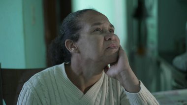 Hayatı düşünen düşünceli, son sınıf İspanyol bir kadın. Düşünceli yaşlı bir zenci kadın.