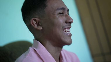 Mutlu bir İspanyol genç adam. Latin kökenli bir Güney Amerikalı. Doğal gülüş ve gülümseme.