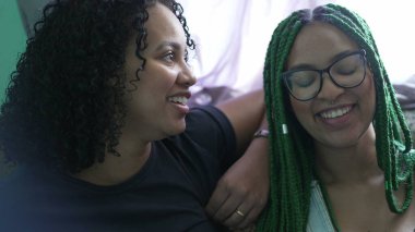 İki siyah Brezilyalı arkadaş birlikte gülümsedi.