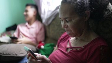 Gizli Latince son sınıf öğrencisi telefonda gülüyor ve gülüyor.