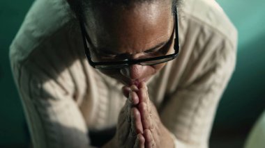 Latin asıllı yaşlı kadın Tanrı 'ya dua ediyor. Sadık Güney Amerikalı olgun bir son sınıf öğrencisi dua ve tefekkür ediyor. Umudu olan bir kadın.