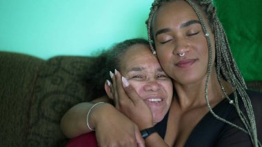 Yaşlı anneyle ilgilenen Afrikalı bir kız. Aile sevgisi ve sevgi