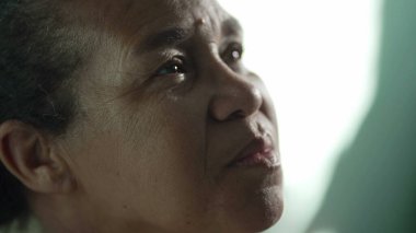 Düşünceli yaşlı Güney Amerikalı kadın meditasyonda gözlerini kapatıyor. Düşünceli Hispanik yaşlı bayan yansıması. Umut ve İnanç kavramı