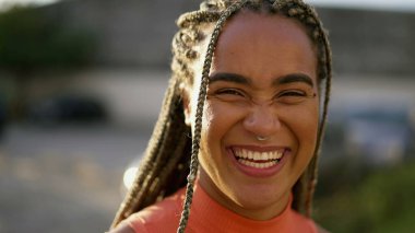 Mutlu milenyum yetişkin kızı gülüyor ve gülüyor. Latin kökenli Latin bir kadının portresi. Gerçek hayat gerçek gülüş ve gülümseme.