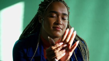 Rasta saçlı, düşünceli, mutlu bir kadın. Güney Amerikalı Latin kadın meditasyonda.