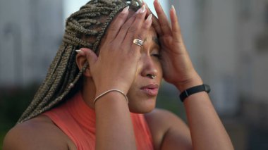 Endişeli siyah bir kadın arkadaşına duygularını gösteriyor. Sorunları olan Brezilyalı Latin bir yetişkin kız. Endişeli kadın.