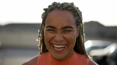 Gülen ve gülümseyen Latin Latin bir kadının mutlu portresi. Brezilyalı kadın gerçek hayat otantik gülüş ve kahkaha