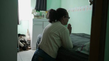 Evde dua eden yaşlı bir kadın. Ruhsal olarak son sınıf öğrencisi, başucunda dua eden bir İspanyol kadın.