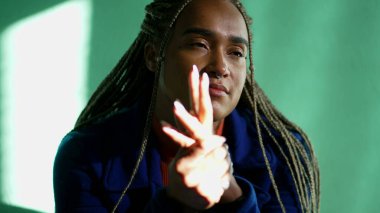 Rasta saçlı, düşünceli, mutlu bir kadın. Güney Amerikalı Latin kadın meditasyonda.