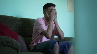 Yüzünü kapatan adam pişmanlık duyuyor. Hispanik 'in kötü bir hafızası var.