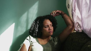 Meditasyonda, hayatın pencereden dışarı baktığını düşünen düşünceli bir insan.