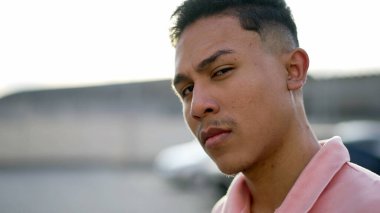 Ciddi bir İspanyol adam şüpheci duygularla kameraya bakıyor. Brezilyalı erkek portresi