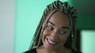 Şüpheci bir ifadeyle bir zenci kadın. Komik, İspanyol asıllı biri tepki veriyor.