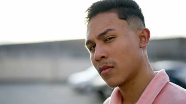 Ciddi bir İspanyol adam şüpheci duygularla kameraya bakıyor. Brezilyalı erkek portresi