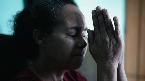 Uma Mulher Hispânica Rezar Deus Uma Pessoa Religiosa Mais Velha — Fotografia de Stock