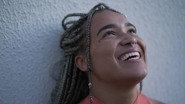 Одна Щаслива Молода Чорношкіра Жінка Дивлячись Небо Посміхається Портрет Радісної — стокове фото