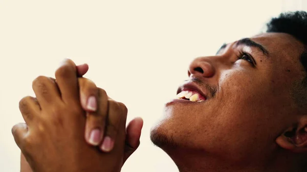 Minnettar Güney Amerikalı Genç Adam Gökyüzüne Gülümsüyor Tanrı Nın Varlığını — Stok fotoğraf