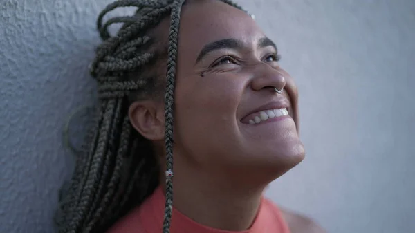 Одна Щаслива Молода Чорношкіра Жінка Дивлячись Небо Посміхається Портрет Радісної — стокове фото