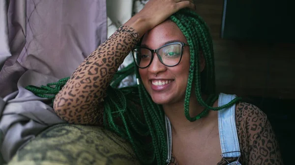 Молодий Бразилець Коробочками Волосся Сидить Дивані Посміхаючись Удома — стокове фото