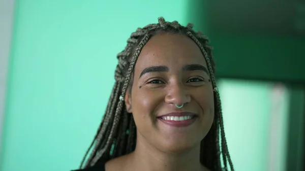 Uma Mulher Negra Hispânica Feliz Retrato Rosto Sorrindo Para Câmera — Fotografia de Stock