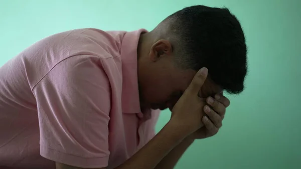 Jeune Homme Hispanique Souffrant Maladie Mentale Couvrant Visage Souvenant Traumatisme — Photo