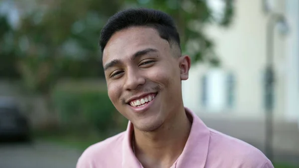 Joven Hispano Feliz Sonriendo Cámara Aire Libre Retrato Una Persona —  Fotos de Stock