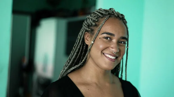 Porträt Einer Schwarzen Latina Mit Boxdraids Frisur Selbstbewusstes Afrikanisches Mädchengesicht — Stockfoto