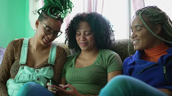 Des Jeunes Femmes Heureuses Qui Regardent Leur Smartphone Trois Copines — Photo
