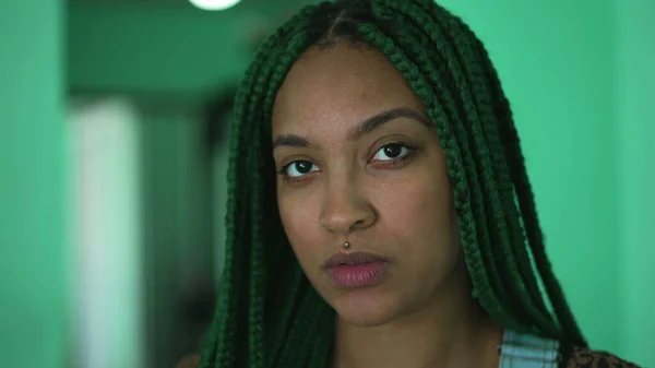 Одна Серйозна Молода Чорна Жінка Зеленою Коробкою Зачіска — стокове фото