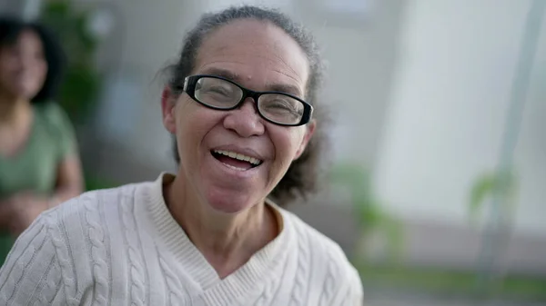 Μια Ευτυχισμένη Ηλικιωμένη Γυναίκα Γελάει Και Χαμογελάει Ισπανόφωνος Ισπανόφωνος Ηλικιωμένη — Φωτογραφία Αρχείου