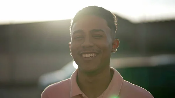 幸せなヒスパニック系ブラジル人の若い男が笑って屋外で立って笑っています 気をつけて南アメリカ人 — ストック写真