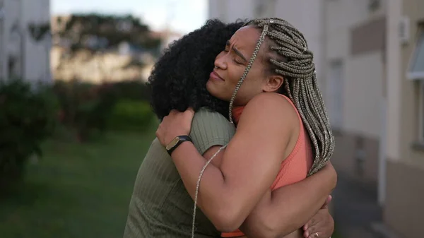 Genç Bir Kadın Gözyaşı Döken Bir Arkadaşını Teselli Ediyor Empatik — Stok fotoğraf