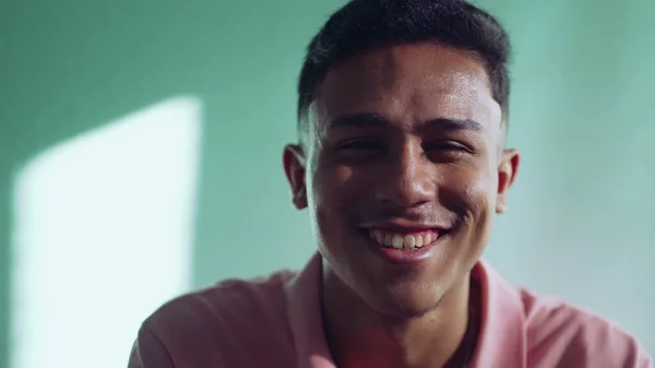 Gülümseyen Neşeli Brezilyalı Latin Asıllı Genç Adam Gülümse — Stok fotoğraf