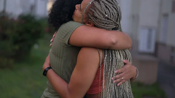Mutlu Brezilyalı Zenci Kadın Birlikte Gülüp Gülüyor Eğlenceli Yetişkin Kızlar — Stok fotoğraf