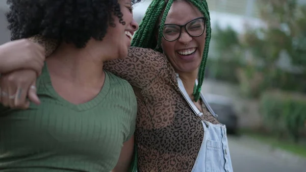 Dvě Šťastné Černé Brazilky Oslavují Společný Život Jihoamerické Hispánské Ženské — Stock fotografie