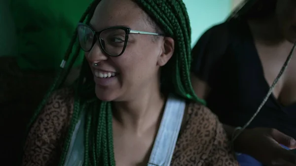Одна Тисячолітня Чорна Дівчина Посміхається Сміється Коробкою Коси Зелена Зачіска — стокове фото