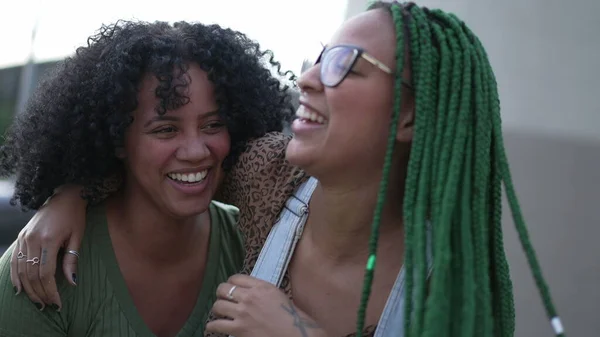 Две Счастливые Чернокожие Бразильки Празднуют Вместе Жизнь Южноамериканская Латиноамериканская Женская — стоковое фото