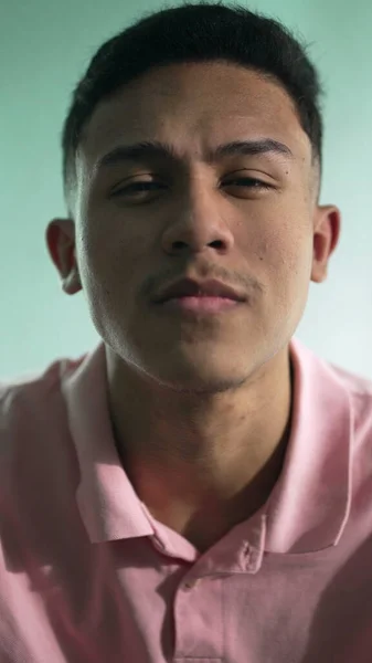 Dikey Videoda Kameraya Bakan Ciddi Bir Latin Adam Portresi — Stok fotoğraf