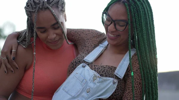 两个女人在庆祝怀孕家人拥抱着即将出生的孩子 感到幸福 一个怀孕的年轻黑人女人拥抱女朋友 — 图库照片