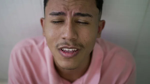 Meditatieve Jonge Latijns Amerikaanse Man Gebed Die Ogen Opent Voor — Stockfoto